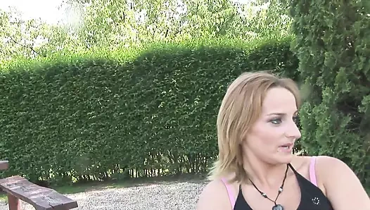 Sabriana Douglas açık saçlı orta yaşlı seksi kadın