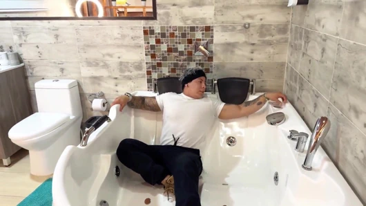 Mastürbasyon yaparken yakalandı! Üvey kız kardeş izlenirken sıkı amına dildo sokuyor!