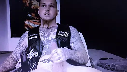 Ağır dövmeli ve deldi düz adam kenar kalın horoz