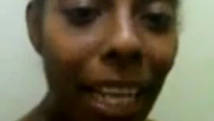 Çirkin eşek dişleri olan güzel hatun