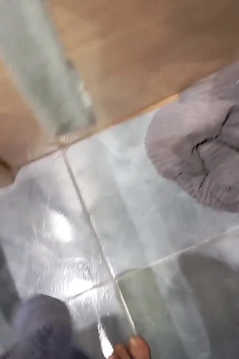 Kirli adam sana spermle dolu sarkık yarağını gösteriyor ve önceki vide'dan boşalmayı temizliyor