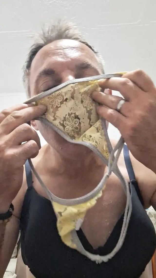 Mastürbasyon yapmak ve götümü yaymak için tangaları ve sutyen giymeyi seviyorum!