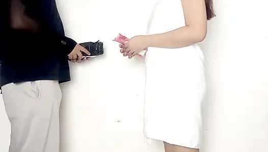 Kocası işteyken havlulu evli kadın kuryeyle sikişiyor