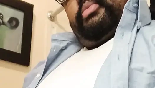 Tombul baba işe hazırlanırken mastürbasyon yapıyor