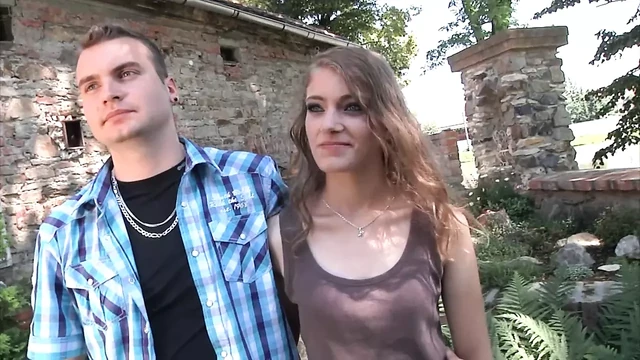 Güzel seksi genç kaltak sert vurdu (tam muschi orijinal film)