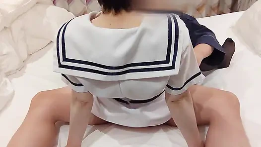 Alttan böyle itildiğimde sesimi tutamıyorum. Amcığımın arkasından sperm taşıyor.