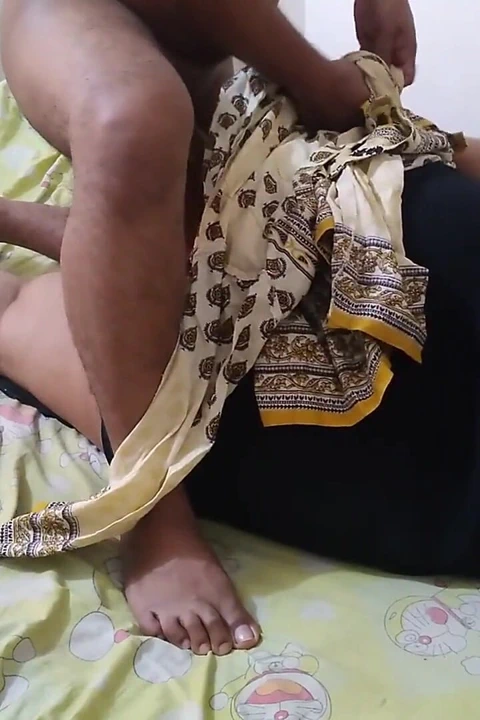 Büyük götlü 35 yaşındaki Hintli yenge üvey oğlu geldiğinde yatakta dinleniyor