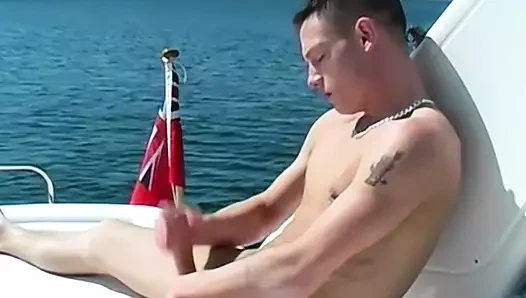 Büyük yaraklı sporcu kai masturbates solo açık ve boşalmak patlamalar