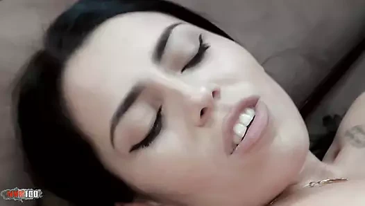 Muhteşem genç Rumen yasmin daferro erkek arkadaşı Bryan ile kanepede sikişiyor