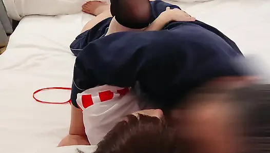 Mini etekli sevimli bir tapınak hizmetçisinin içine boşaldığımda ahlaksızlık hissi