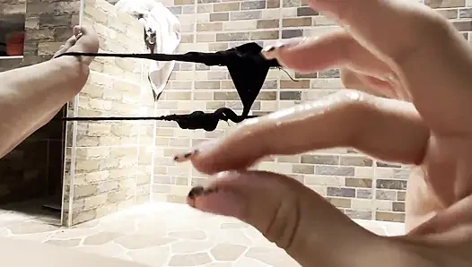 Güzel üvey kız kardeş, üniversiteye gitmeden önce cliptorisiyle oynamayı seviyor