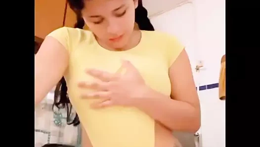 Evde yalnızım ve yatmadan önce kendime dokunuyorum