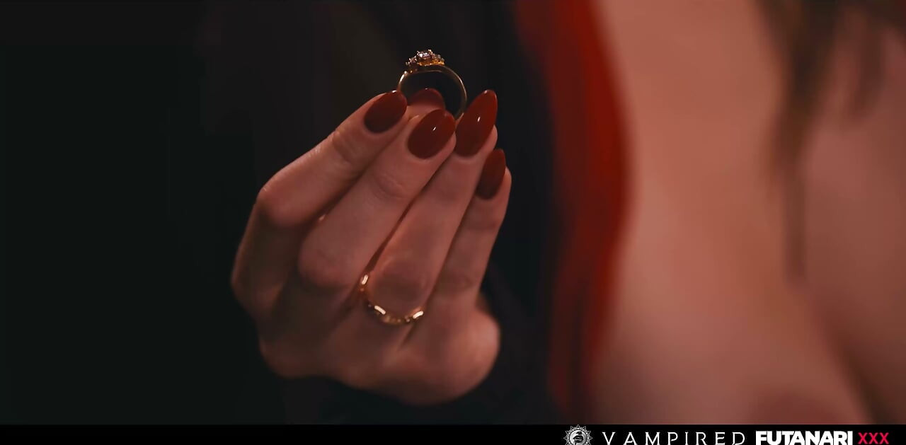 Futa vampir gırtlağına kadar alıyor ve dölleniyor - Aria Sloane ve Octavia Red