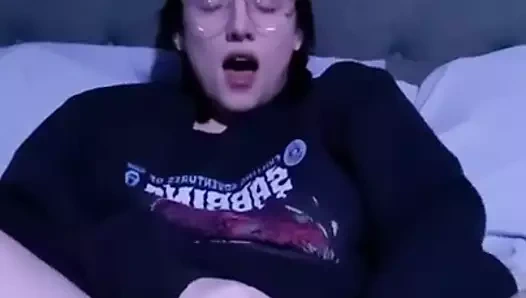 Sıcak beyaz kız gösteren ona kedi