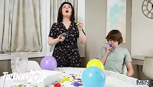 Twinkpop - spikey dee orgazm olana kadar misyonerde yakışıklı Trevor Brooks'ı sikiyor