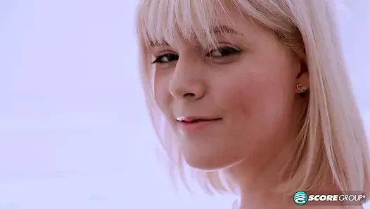 Sabrina Snow, 19, beyazlı bir çizgi film prensesi gibi görünüyor