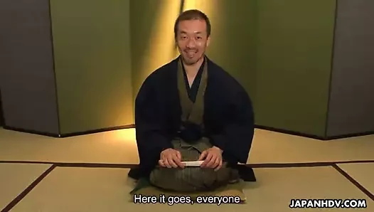 Kioko fışkırtmak ve biraz su çekmek için onu ıslak kedi alıyorum