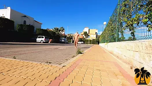 Amahl sokakta çıplak geziyor