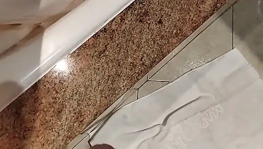 Otel odasında genç üvey kız kardeşimi izle. Beni yakaladılar ve duşta bana elle muamele çektiler