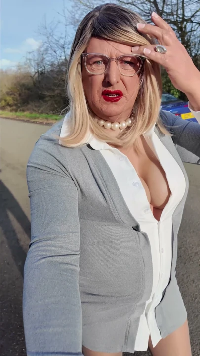 Seksi travesti kellycd2022 külotlu çorap ve topuklu ayakkabılarla öğleden sonra sürüşü için dışarı çıkıyor | Klip 1