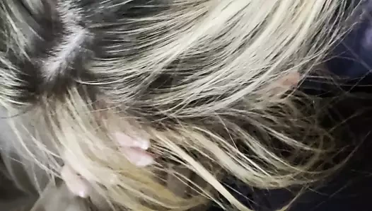 Karım işimden içeri girdiğimde sikimi emiyor