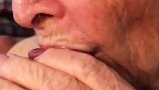 Büyükanne onu kuru emiyor