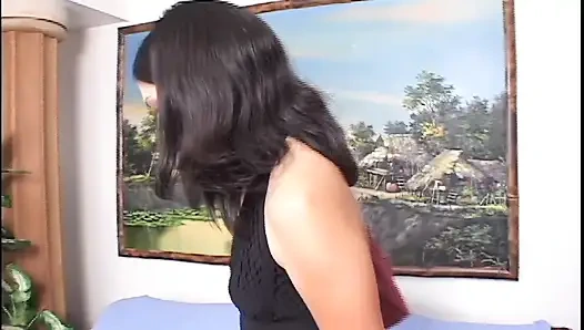 Ateşli Camilla ilk kez seks oyuncağıyla oynuyor