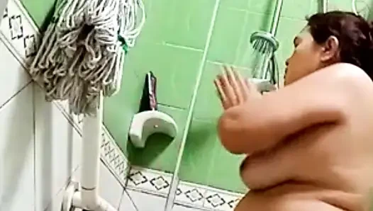 Götlü banyo yapmak istiyor .sikimi görmeni istiyor