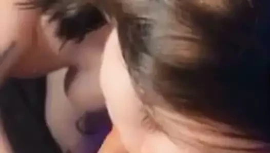 pov içinde dizlerinin üzerinde esmer