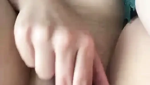Она играет и ласкает свою киску 💦 пальцами