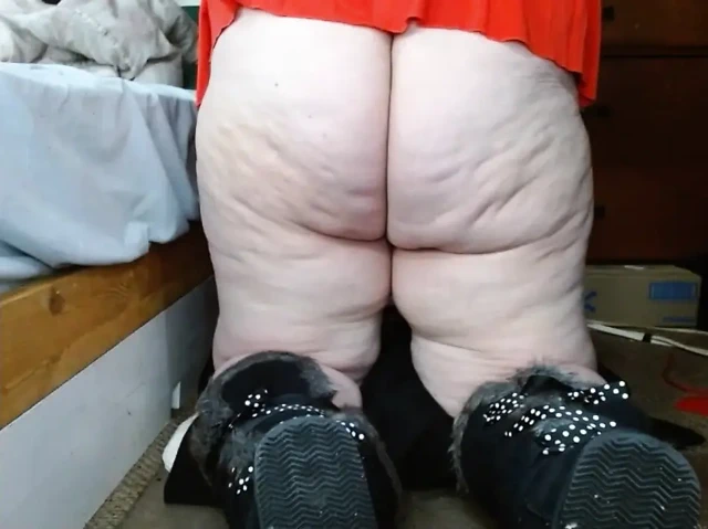 Şişman kadın kılıklı domuz olması gerektiği gibi yerde oynuyor