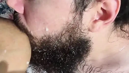 Komşumun Sakalındaki Göğüslerimden Süt