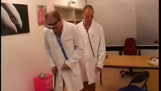 Orta yaşlı seksi kadın bağlıyken sikiliyor: ağzı açıkken döl yiyor