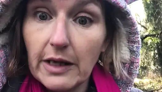 Dışarısı Çok Islak! Ormandaki soğuk Bir Yürüyüş Sırasında Göğüslerimle Ve Çalımla Oynuyorum!