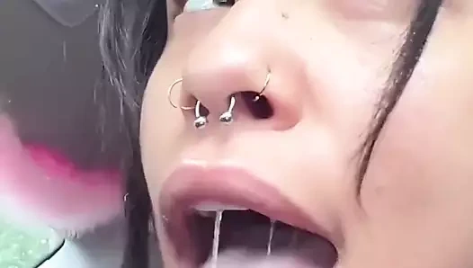 Arka koltukta ıslak dildo emiyor