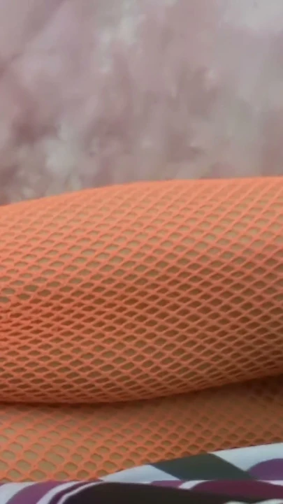 Turuncu fileli tulumlu cam dildo solo - büyük memeli esmer kanepede oynuyor