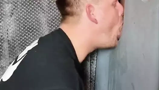 Kocam beni duvar deliğinde sikiyor