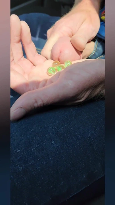 Üretral oyuncaklar ve işerken açık çiş deliği | Klip 1