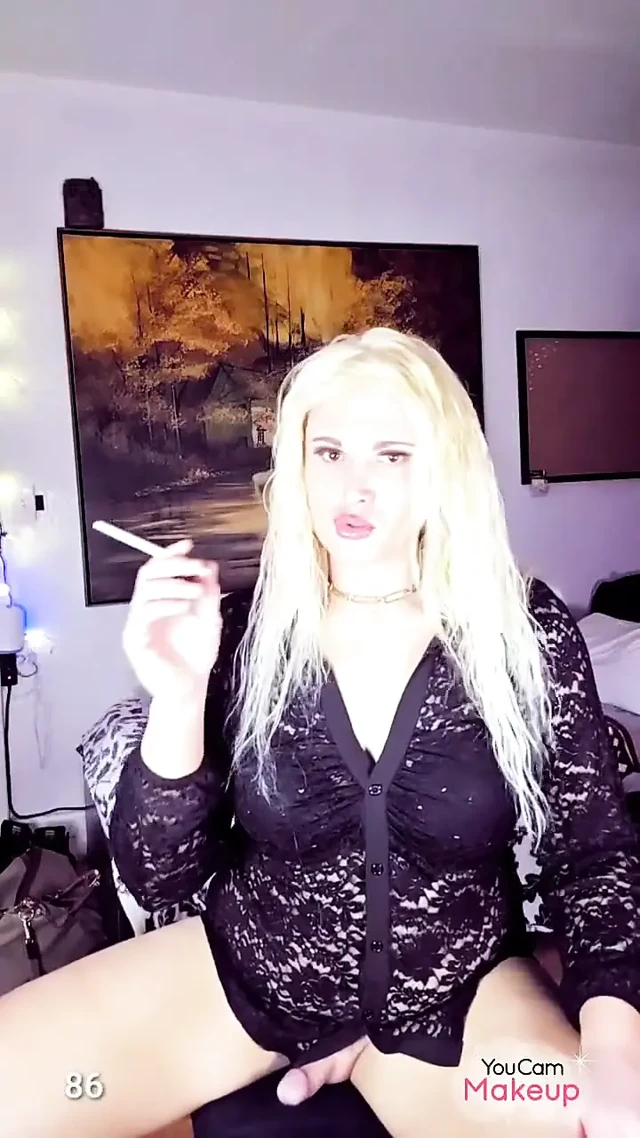 Kylie Rey okşuyor ve sigara içiyor