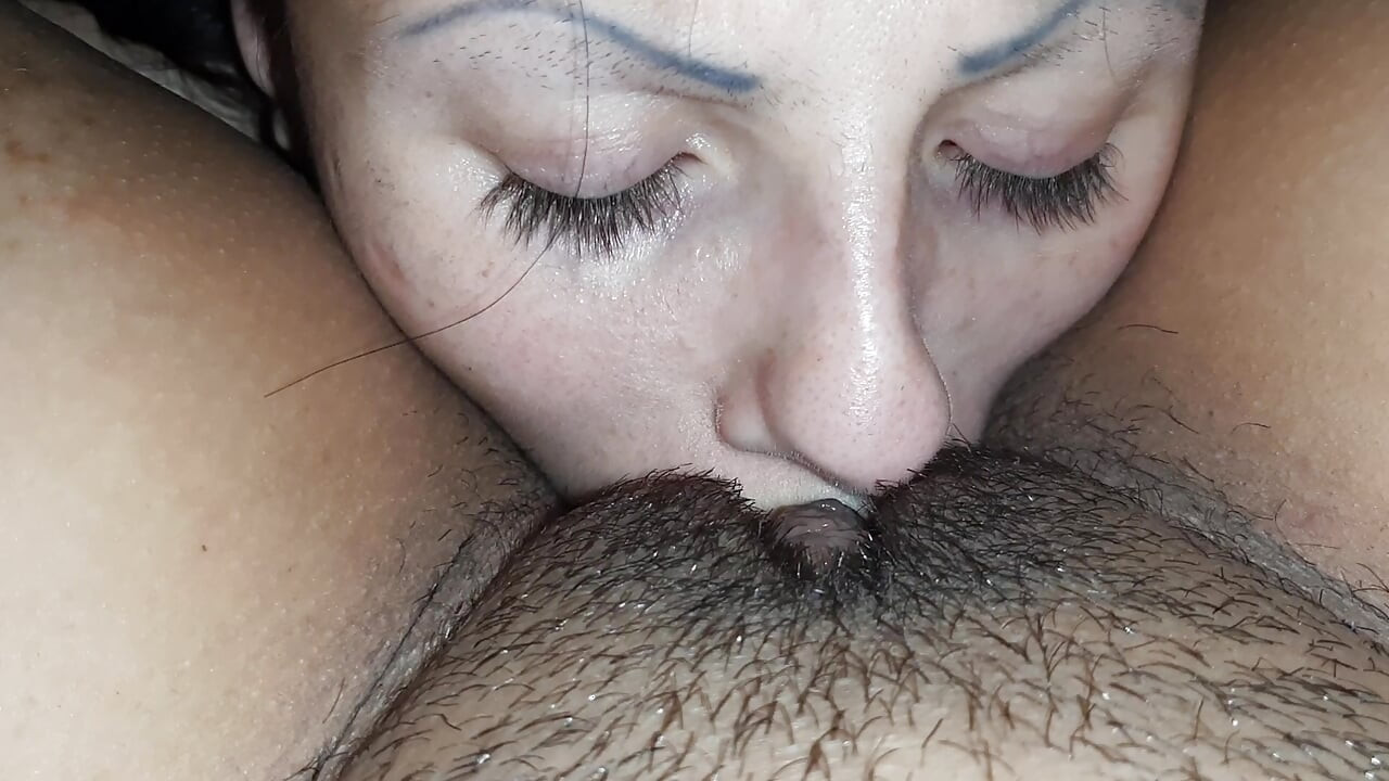 Babamın kızı göbek deliğimi yalıyor ve dili amımı sikiyor - Lesbian_illusion