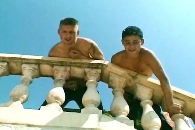 Baştan çıkarıcı Fransız üvey anne 3 genç adamla anal seks yapıyor
