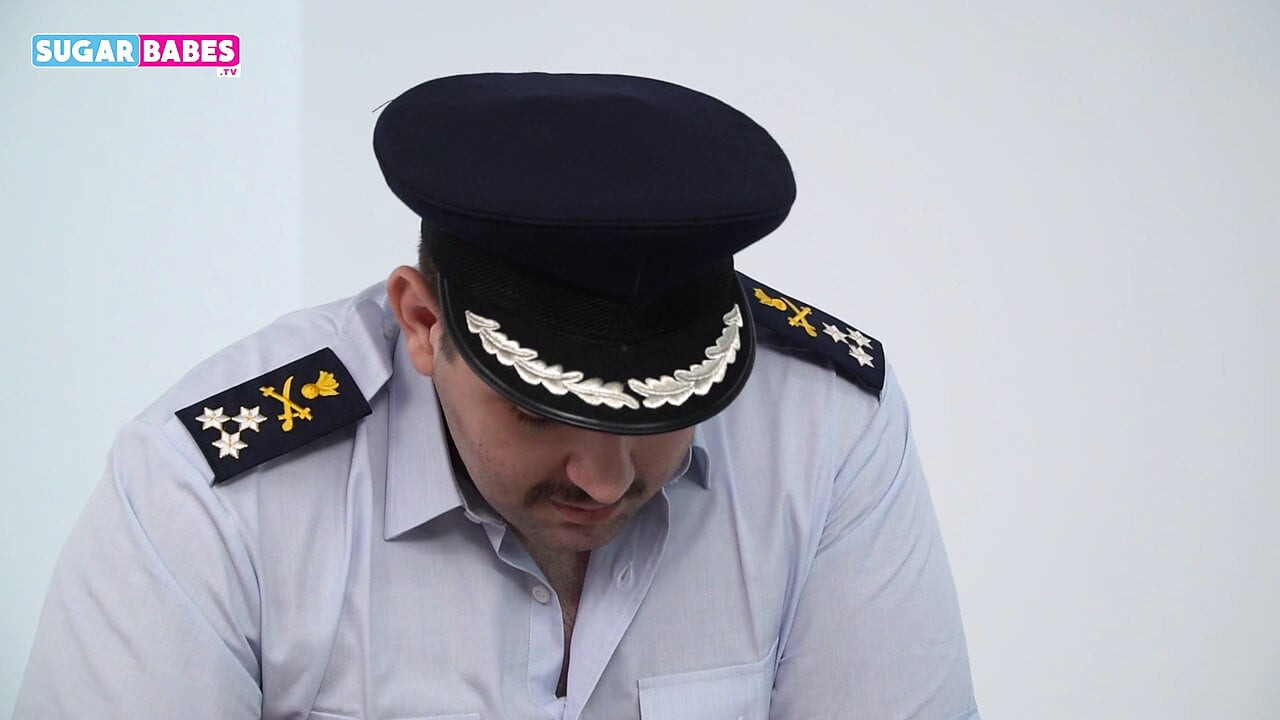 Sugarbabestv: ofiste Yunan polis seks