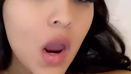 Büyük memeli Latin, oral seks becerilerini uygular ve büyük bir yapay penis sürmek - sarmaşık flores sızıntısı