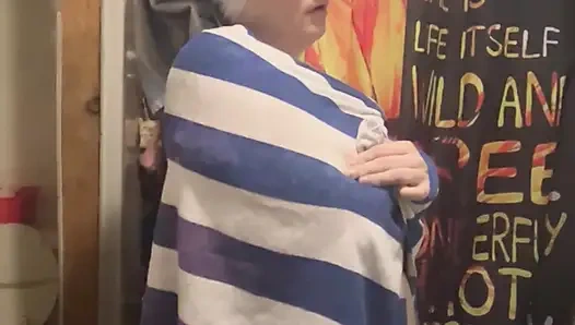 Üvey kız kardeş duşta ve üvey erkek kardeşini yakalıyor