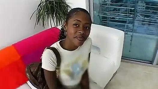 Minyon fahişe Brown Suga büyük bir yarak alıyor