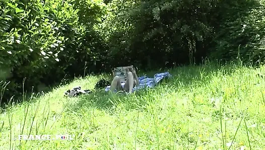 Güzel genç kızıl saçlı sürtük güneşleniyor sapık tarafından yalanıyor ve sikiliyor