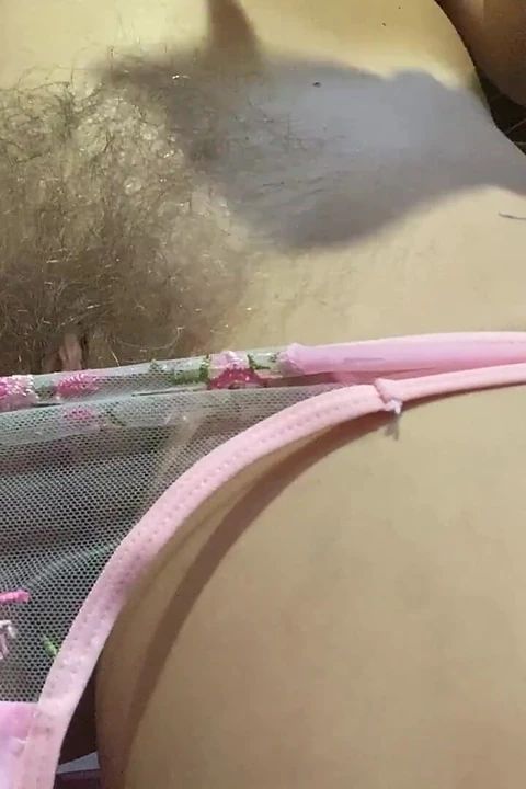 Kıllı amcıkla yüze oturma, alttan yukarı görünüm