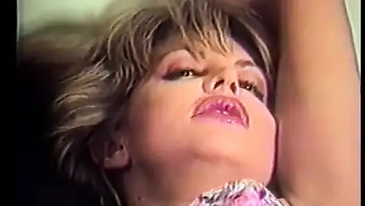 Seksi iç çamaşırlı şehvetli sürtükler birbirlerini parmaklıyor