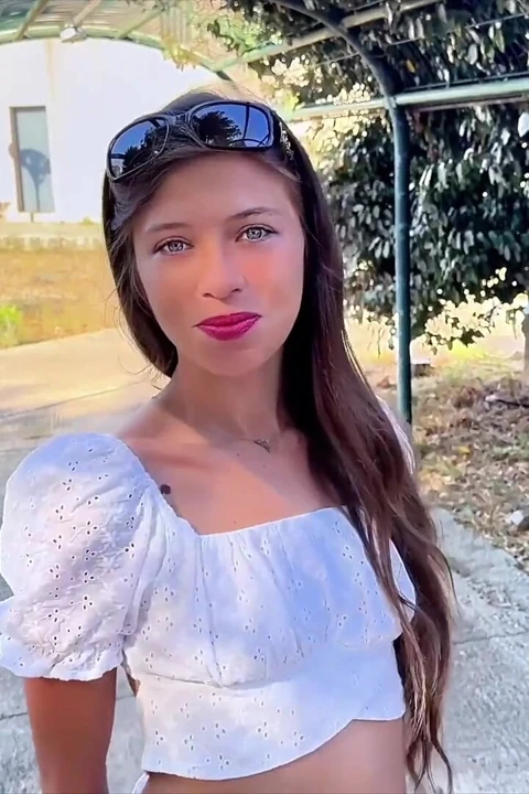 Güzel kız Lola gerçekten derinden sikilmek istiyor
