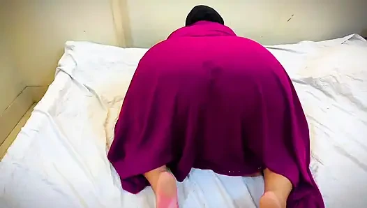 Je ne peux pas commencer ma journée sans me faire baiser sur les oreillers parce que je suis une MILF arabe super sexy